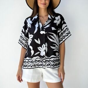 Worthington Satin Black and white Tropical button up top size Small